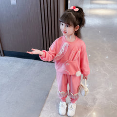 AO0508-220 طقم سبورت قطن بناتي قطعتين ( بلوزة + بنطلون ) مزينة بالتل الأبيض