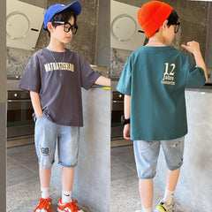 FU14042024-37 طقم ولادي صيفي قطعتين ( بلوز قطنية + بنطلون جينز)