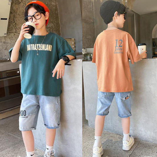 FU14042024-37 طقم ولادي صيفي قطعتين ( بلوز قطنية + بنطلون جينز)