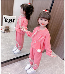 AO0508-220 طقم سبورت قطن بناتي قطعتين ( بلوزة + بنطلون ) مزينة بالتل الأبيض