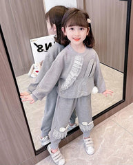 AO0508-220 طقم سبورت قطن بناتي قطعتين ( بلوزة + بنطلون ) مزينة بالتل الأبيض