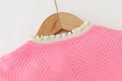 RM231223-24 طقم بناتي 3 قطع ( بلوزة موردة + جكيت مع دبوس وردة + بنطلون جينز )