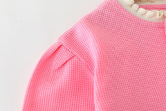 RM231223-24 طقم بناتي 3 قطع ( بلوزة موردة + جكيت مع دبوس وردة + بنطلون جينز )