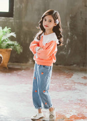 AO0519-33 طقم جينز بناتي ( بلوزة بقبة + بنطلون جينز مرسم)